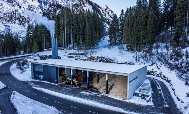 Drohnenaufnahme vom Heizwerk Damüls im Winter