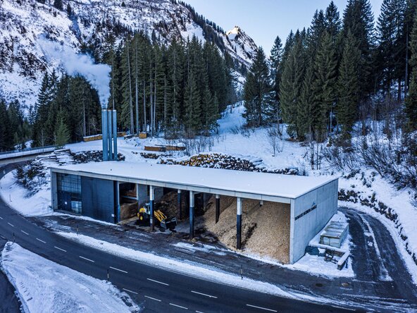 Drohnenaufnahme vom Heizwerk Damüls im Winter
